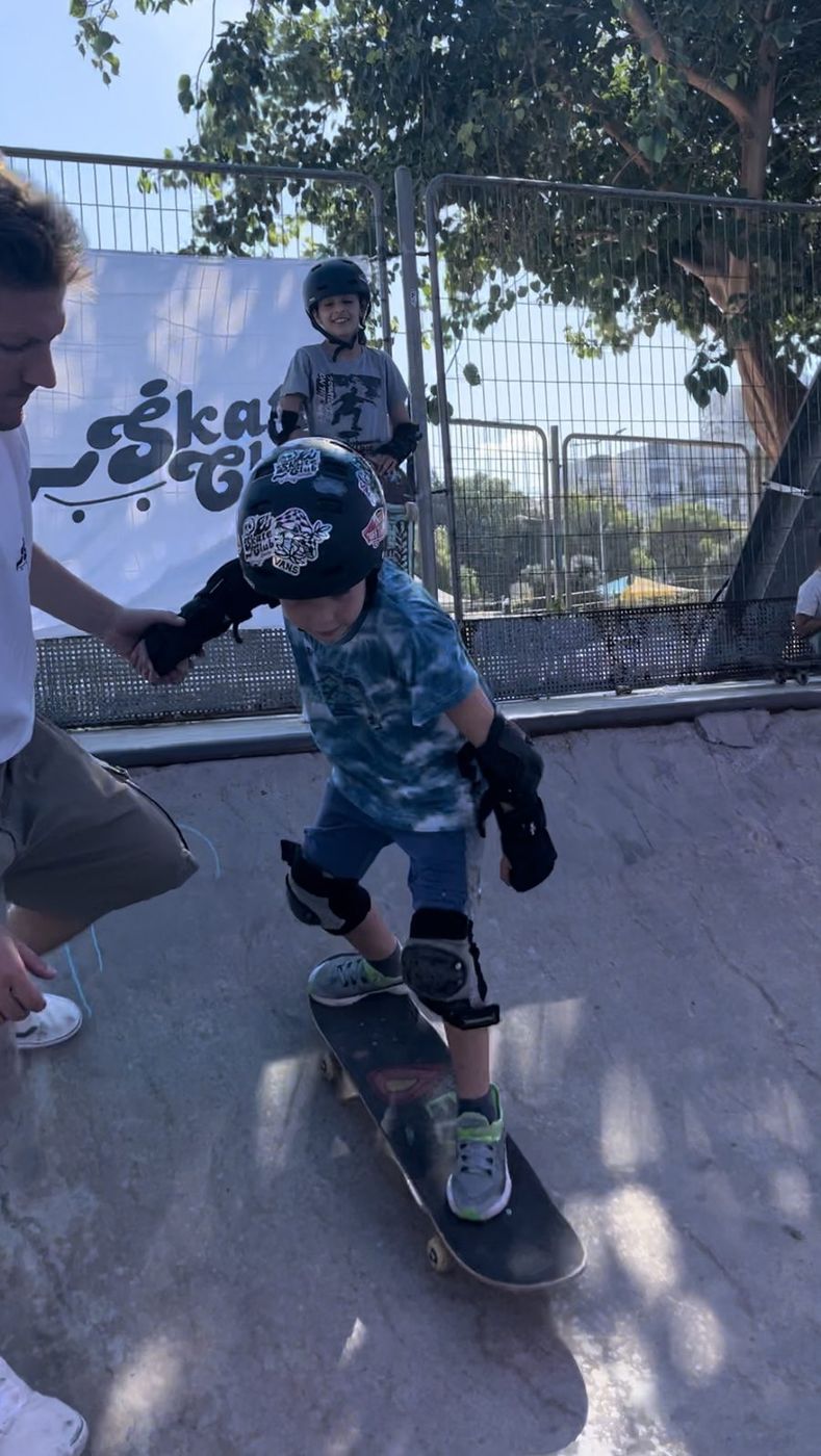 ילד לומד לרכוב